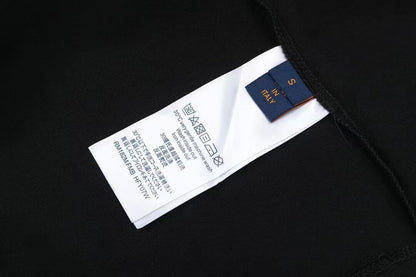 T-Shirt mit buntem Halsketten-Print