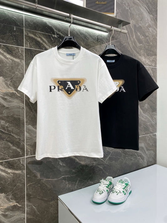T-Shirt mit dreieckigem Buchstaben-Print
