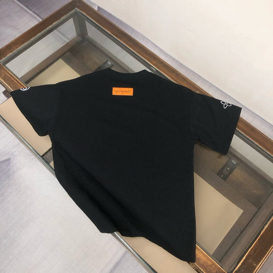 T-shirt brodé sur la poitrine