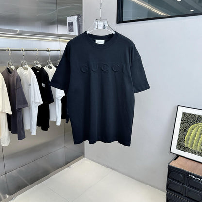 T-shirt avec lettres en relief 3D