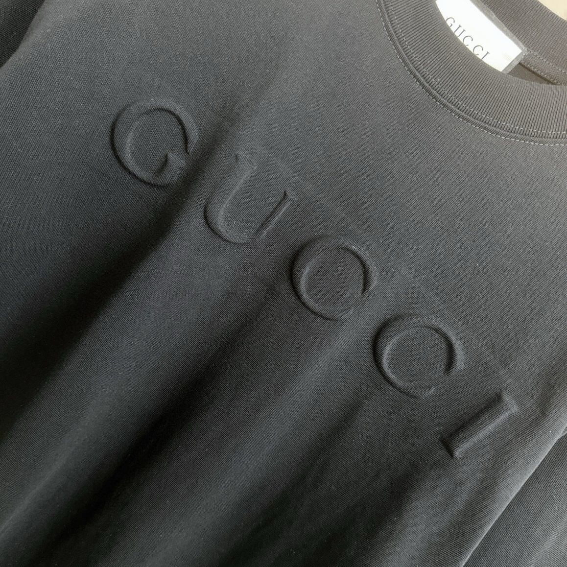 T-shirt avec lettres en relief 3D