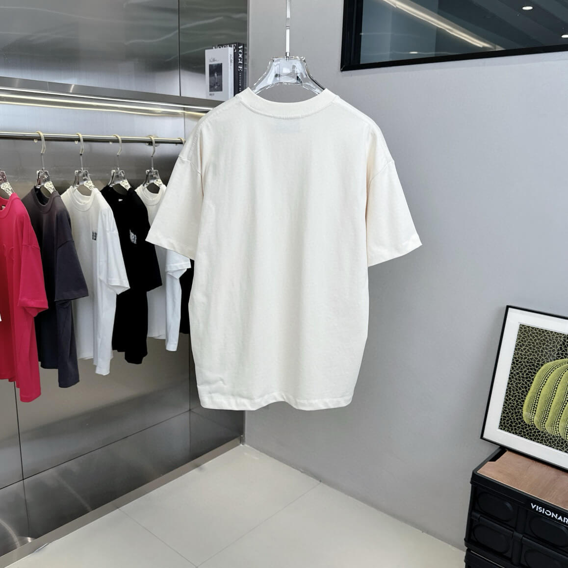 T-shirt avec lettres en relief 3D