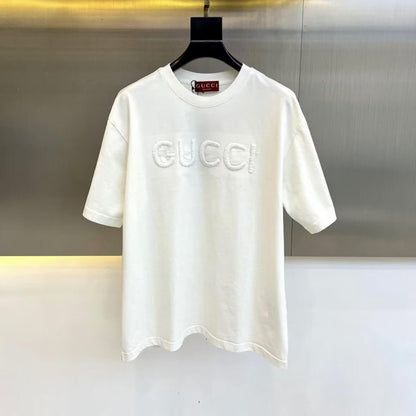 T-shirt minimaliste brodé en 3D