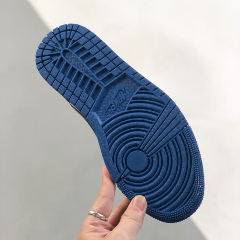 Schwarze und blaue Low-Top-Sneaker im Colorblock-Design