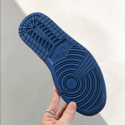Schwarze und blaue Low-Top-Sneaker im Colorblock-Design