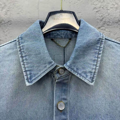 Chemise en jean brodée avec lettres de poche