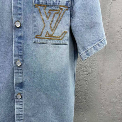 Chemise en jean brodée avec lettres de poche