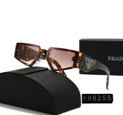 Moderne Vollrand-Sonnenbrille im Geek-Stil