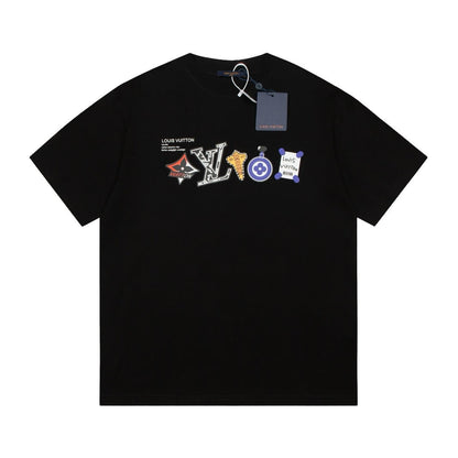 Buntes T-Shirt mit klassischem Aufdruck