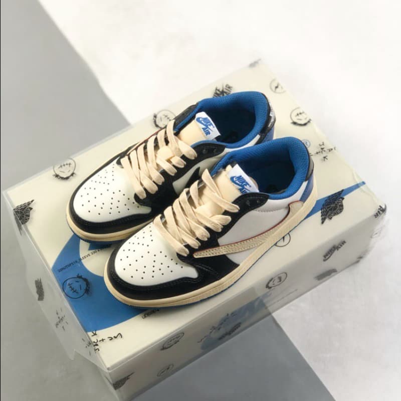 Schwarze und blaue Low-Top-Sneaker im Colorblock-Design