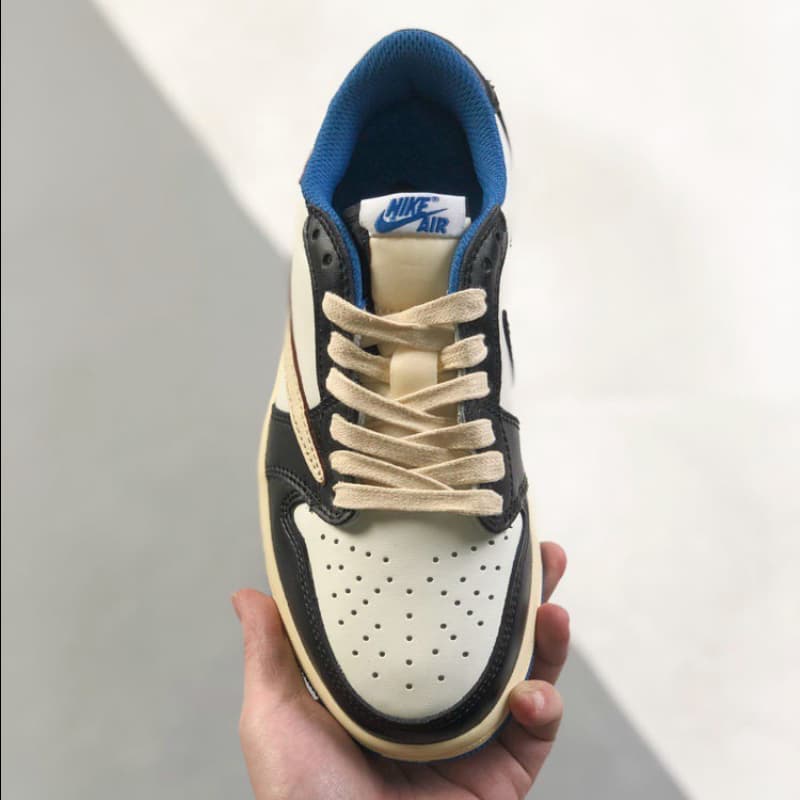 Schwarze und blaue Low-Top-Sneaker im Colorblock-Design