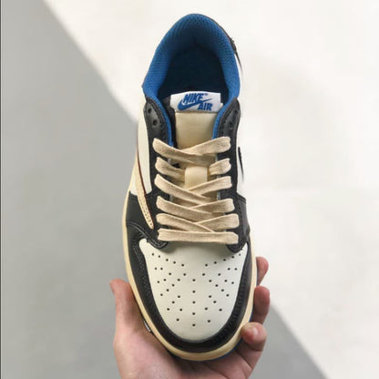 Schwarze und blaue Low-Top-Sneaker im Colorblock-Design