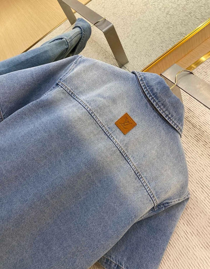 Chemise en jean brodée avec lettres de poche