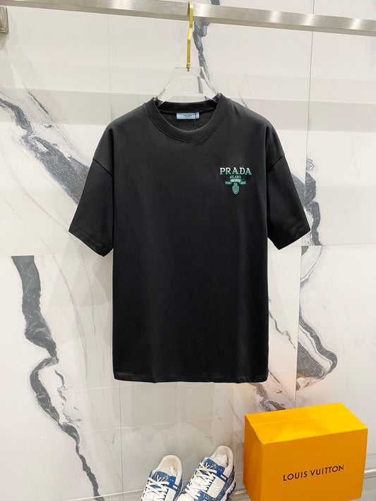 Grünes T-Shirt mit Musterstickerei