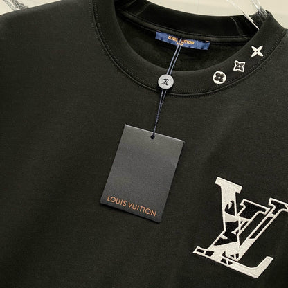 T-Shirt mit Stickerei am Ausschnitt