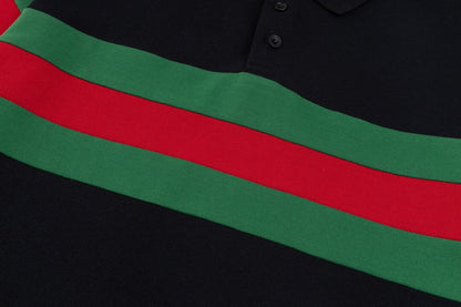 Polo à rayures rouges et vertes