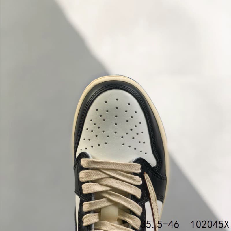 Schwarze und blaue Low-Top-Sneaker im Colorblock-Design