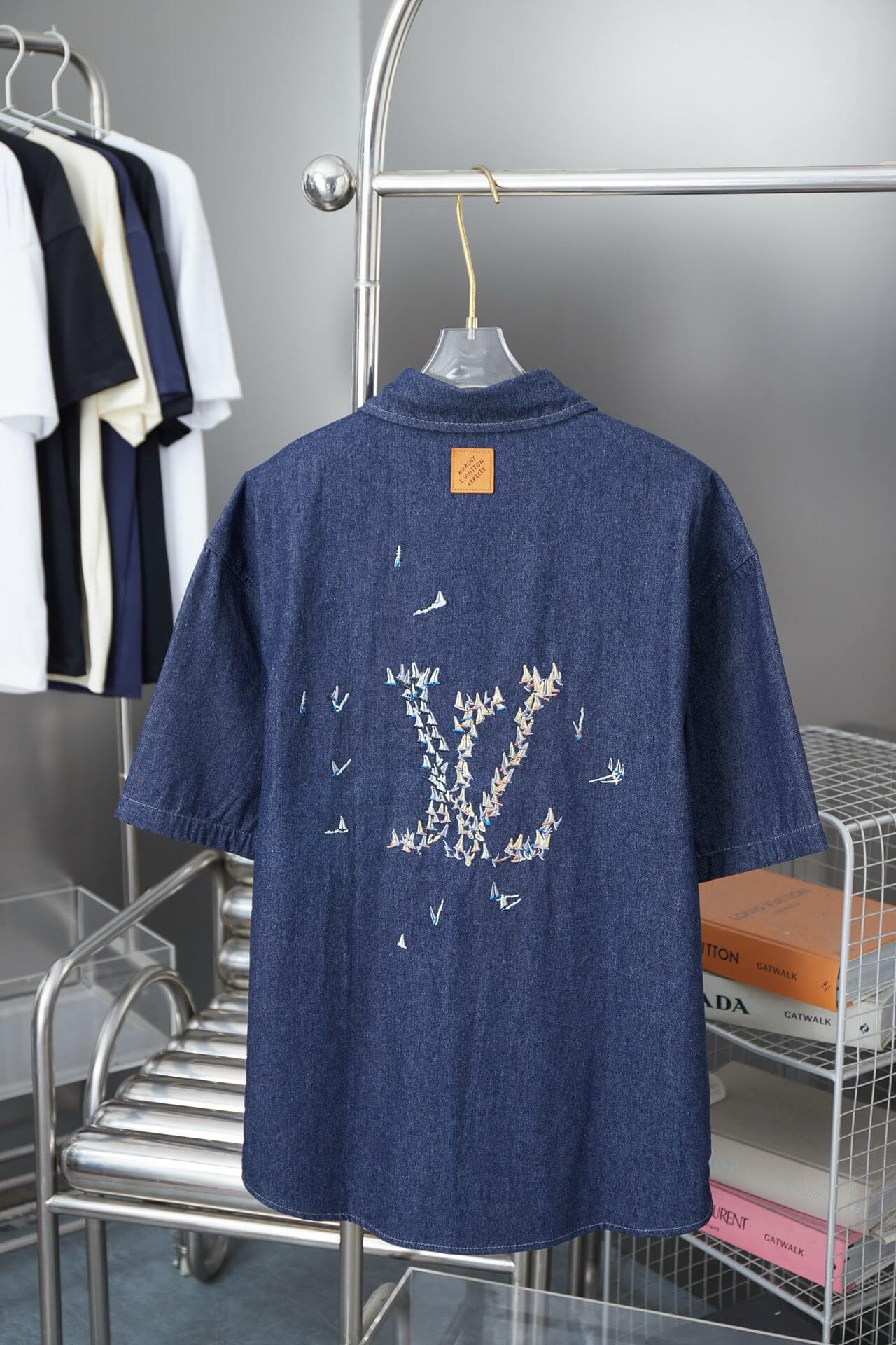 Jeanshemd mit Buchstabenstickerei