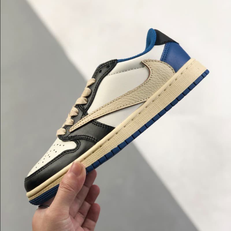 Schwarze und blaue Low-Top-Sneaker im Colorblock-Design