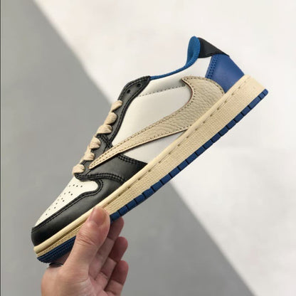 Schwarze und blaue Low-Top-Sneaker im Colorblock-Design