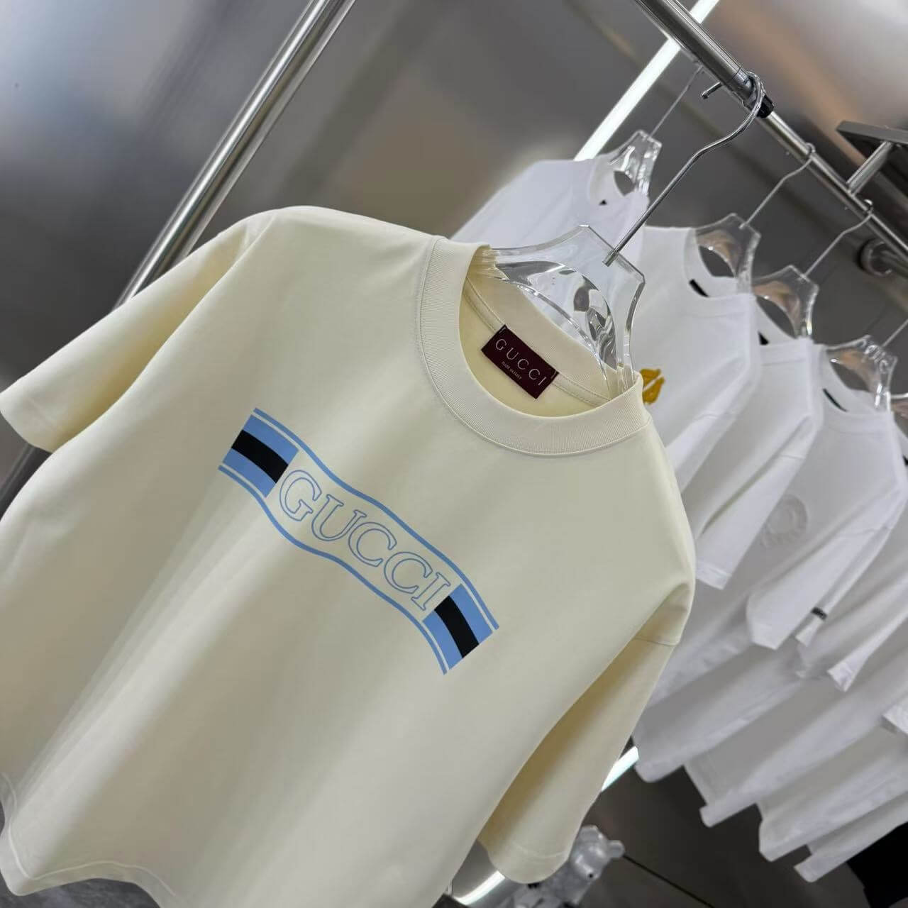 T-Shirt mit neuem Print