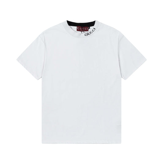 T-shirt avec lettres sur le décolleté