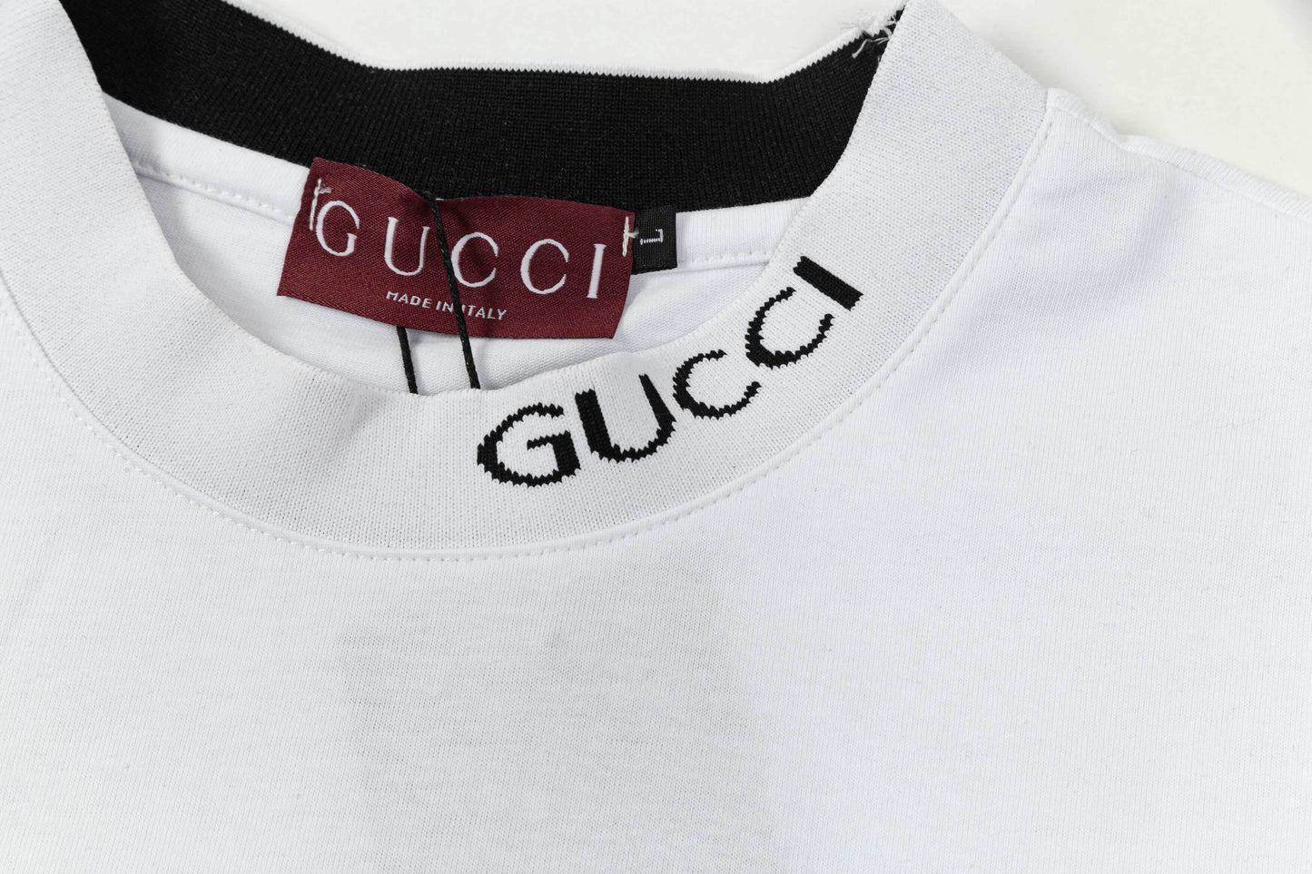 T-shirt avec lettres sur le décolleté