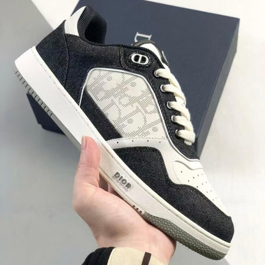 Klassische schwarze Low-Top-Sneaker