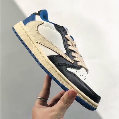 Schwarze und blaue Low-Top-Sneaker im Colorblock-Design