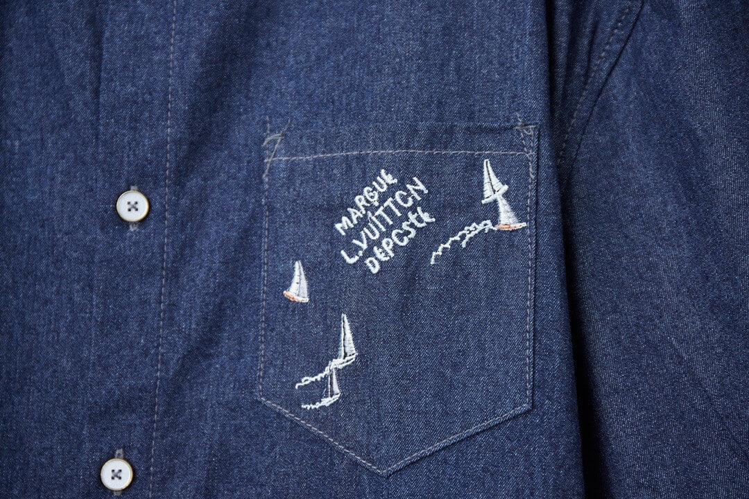 Jeanshemd mit Buchstabenstickerei