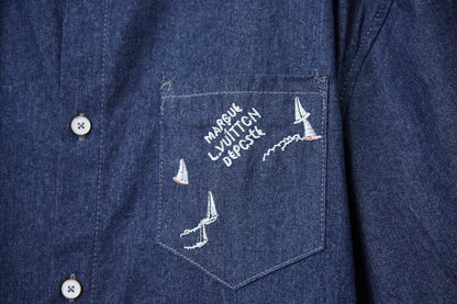 Jeanshemd mit Buchstabenstickerei