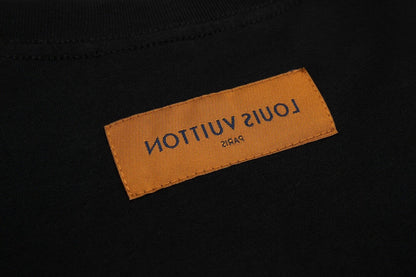 Buntes T-Shirt mit klassischem Aufdruck