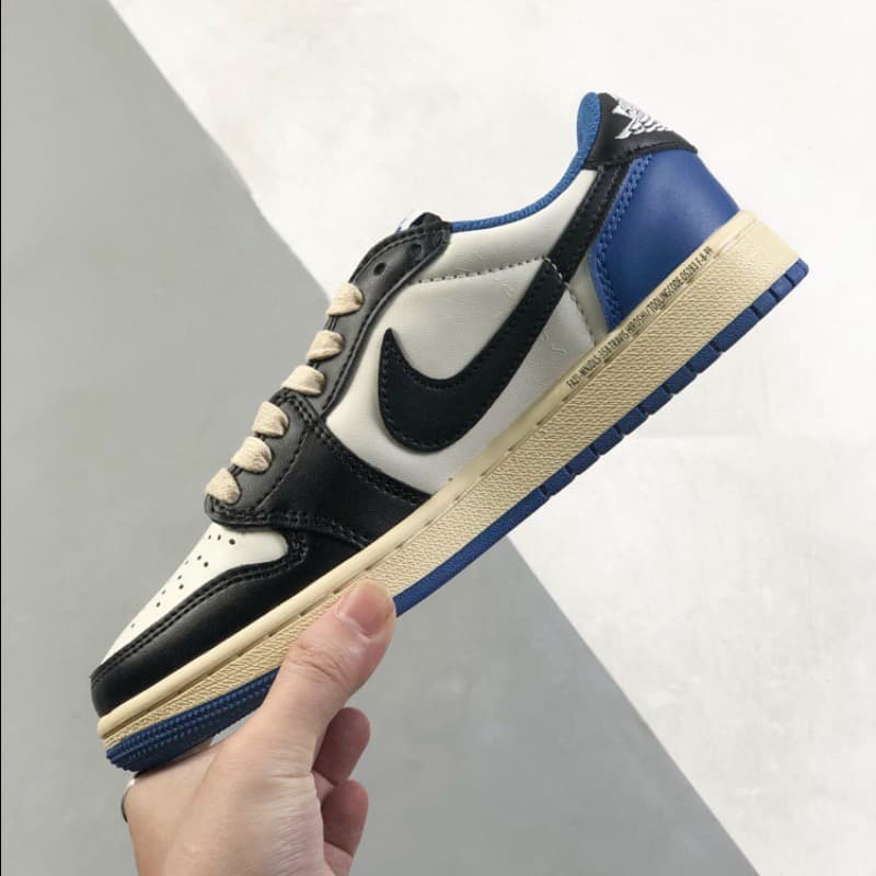 Schwarze und blaue Low-Top-Sneaker im Colorblock-Design