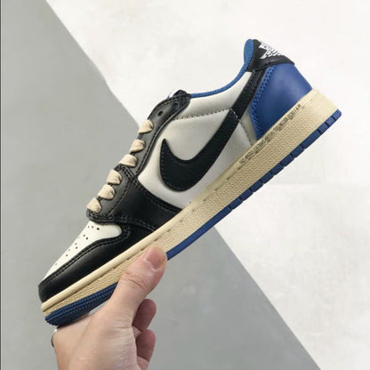 Schwarze und blaue Low-Top-Sneaker im Colorblock-Design