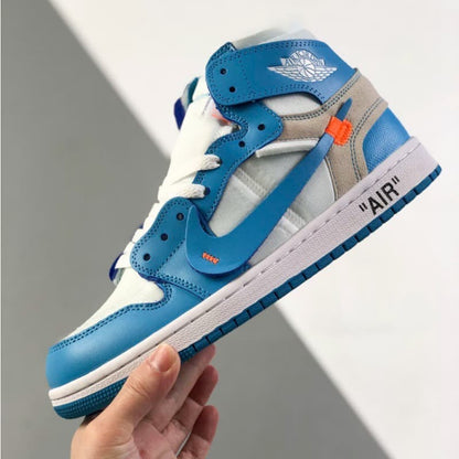 Klassische blaue Sneaker