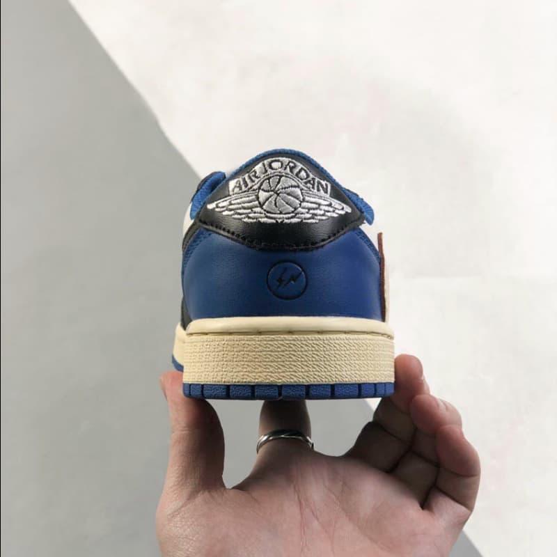Schwarze und blaue Low-Top-Sneaker im Colorblock-Design