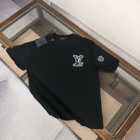 T-shirt brodé sur la poitrine