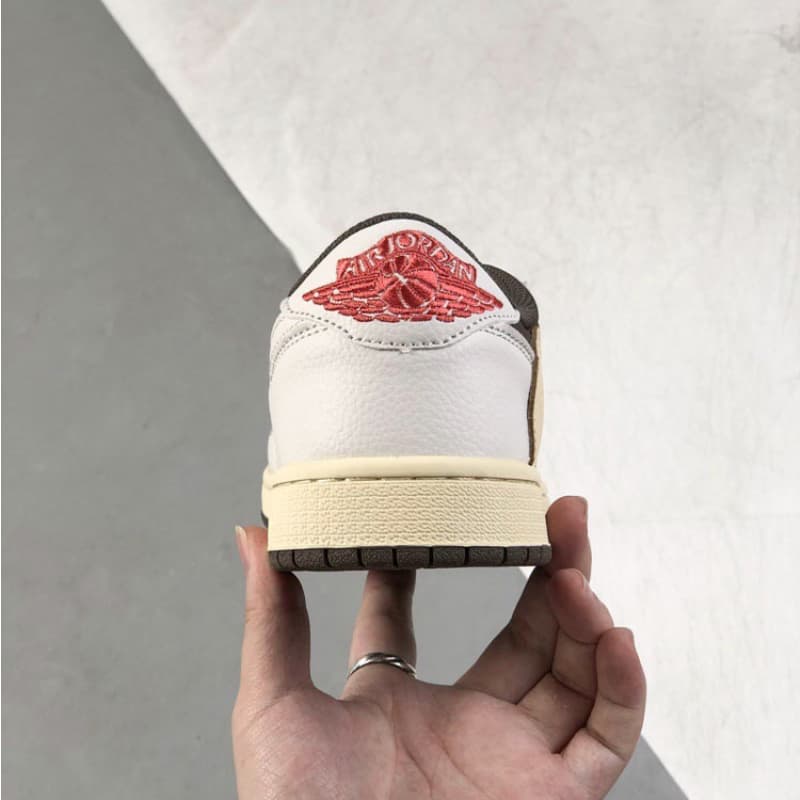 Weiße und braune Low-Top-Sneaker im Colorblock-Design