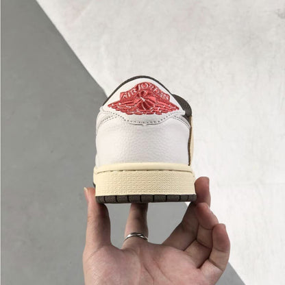 Weiße und braune Low-Top-Sneaker im Colorblock-Design
