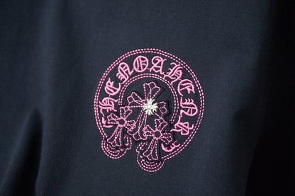 T-shirt brodé en croix