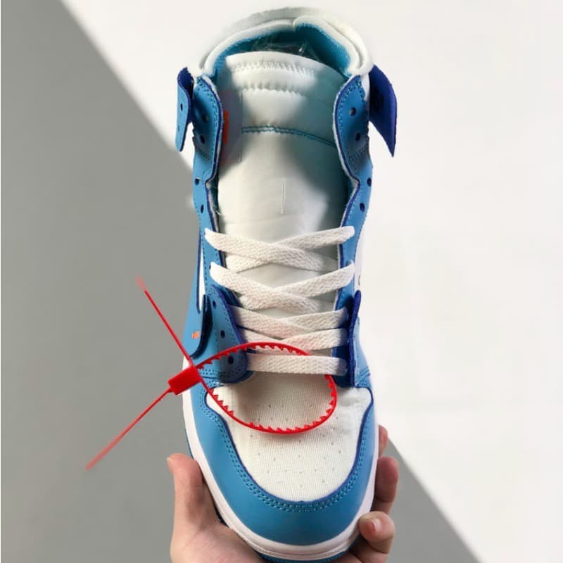 Klassische blaue Sneaker