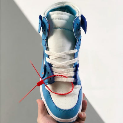 Klassische blaue Sneaker