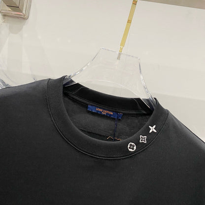 T-Shirt mit Stickerei am Ausschnitt