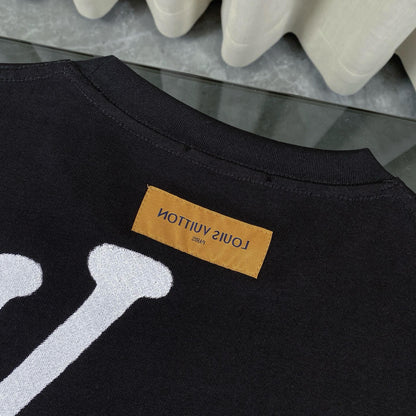 T-shirt avec lettres graffiti