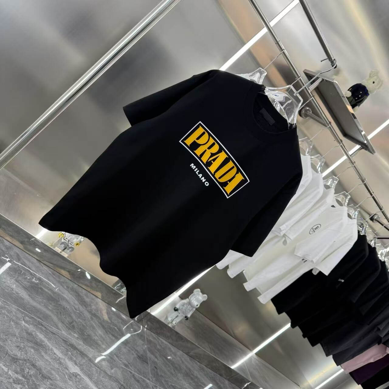 T-Shirt mit Silikon-Buchstaben