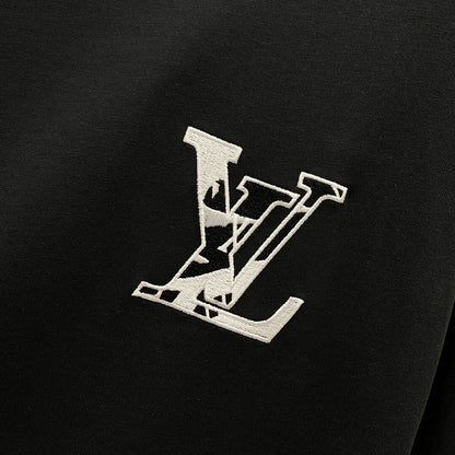 T-Shirt mit Stickerei am Ausschnitt