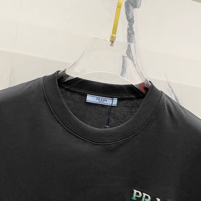 Grünes T-Shirt mit Musterstickerei