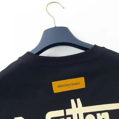 Gelbes T-Shirt mit Buchstaben-Print