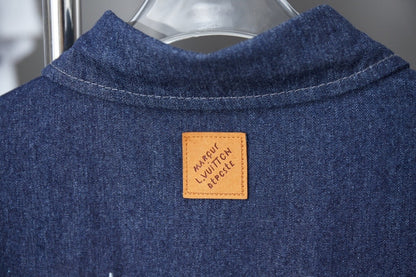 Jeanshemd mit Buchstabenstickerei