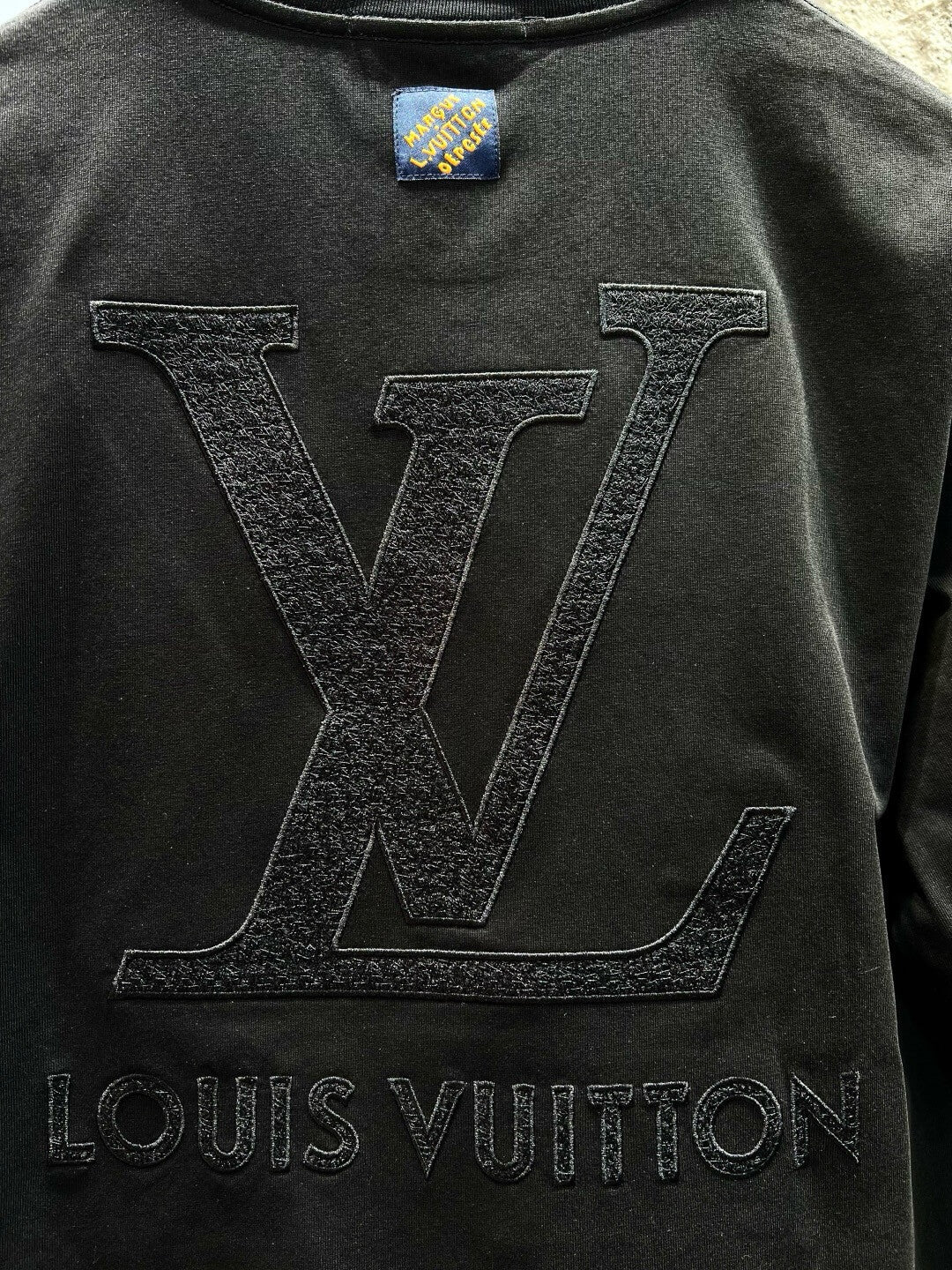 T-shirt à motif tridimensionnel